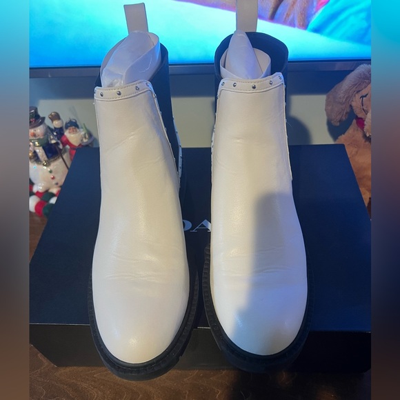 Gently worn size 9 Coach Lory Leather Bootie - Picture 4 of 5